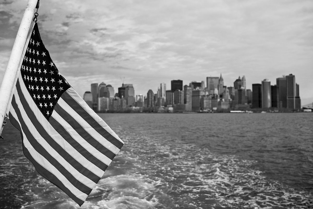 american flag bn bw bandiera americana skyline manhattan new york city nyc u.s.a. america Canon 35mm f/1.4 5d ff