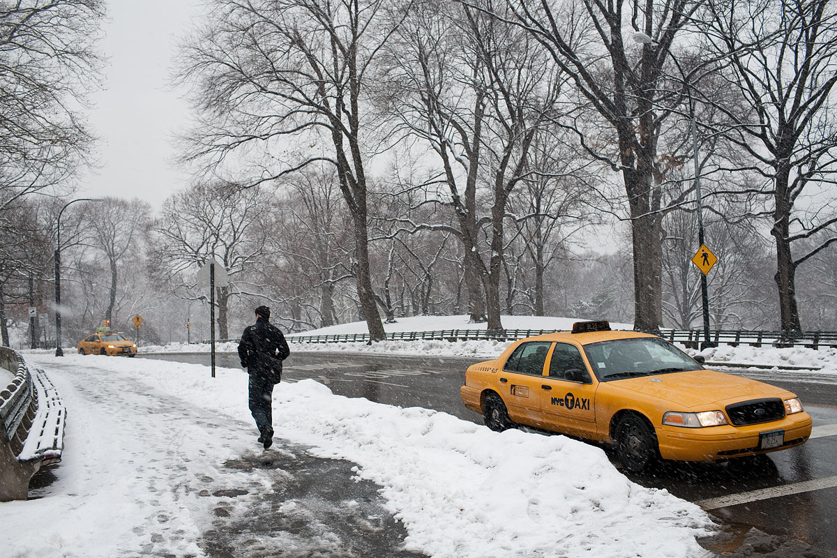 taxi neve snow central park uomo passeggiata walk new york city nyc u.s.a. america Canon 35mm f/1.4 5d ff