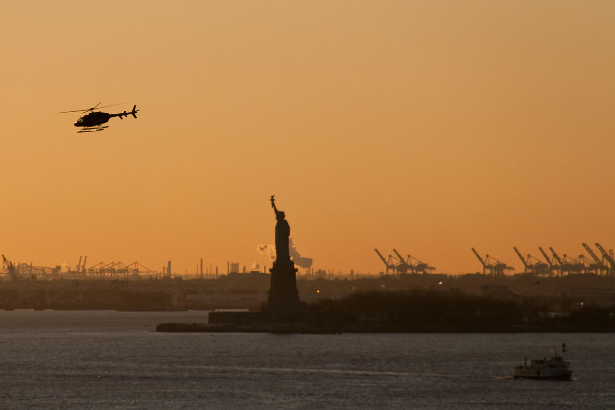 statua della libertà al tramonto sunset statue liberty island orange color silhouette new york city nyc u.s.a. america canon 400d sigma 18-200