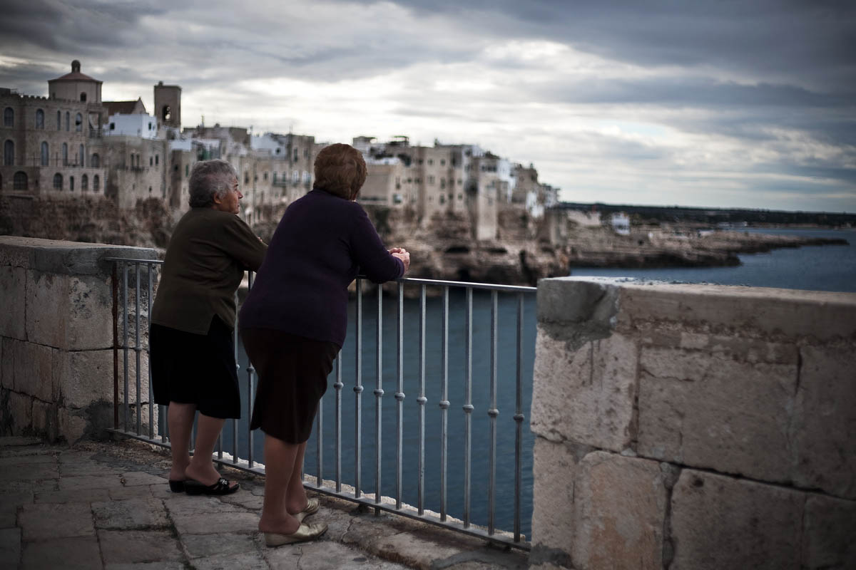 parlando vecchie anziane old women talking polignano a mare puglia Canon 50mm f/1.8 1.8 5d ff