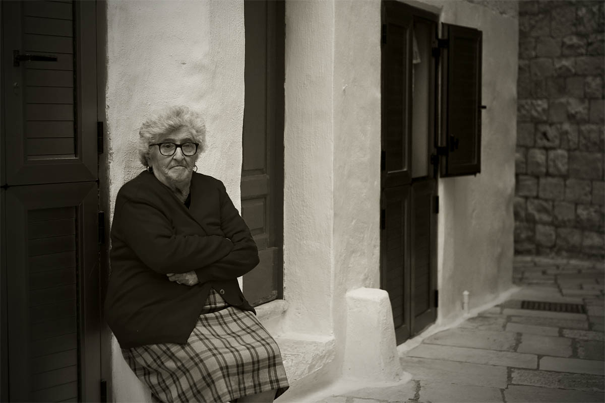 sguardo vecchia anziana old woman polignano a mare puglia Canon 50mm f/1.8 1.8 5d ff