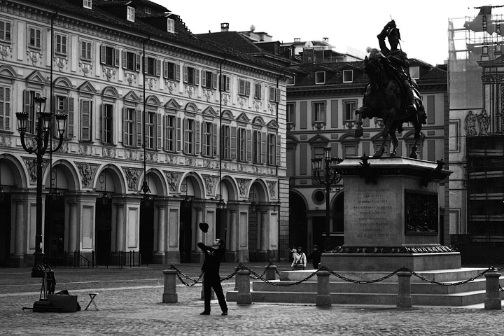 piazza san carlo square torino turin immagini artista di strada bianco e nero black white BN BW