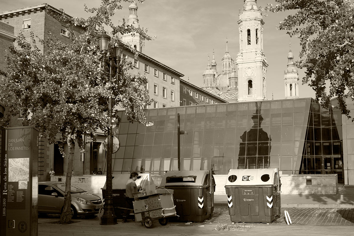 bidoni immondizia riflesso saragozza zaragoza spain Plaza de Nuestra Señora del Pilar calle de salduba iglesia san juan des los panetes Canon 35mm f/1.4 5d ff