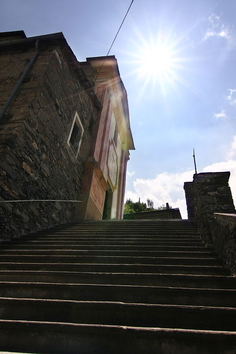 Frazione Colletto sole con raggi chiesa gradinata scalinata Castelmagno