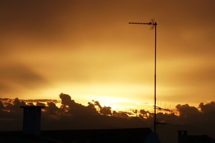 tramonto torino antenna analogica tv camino