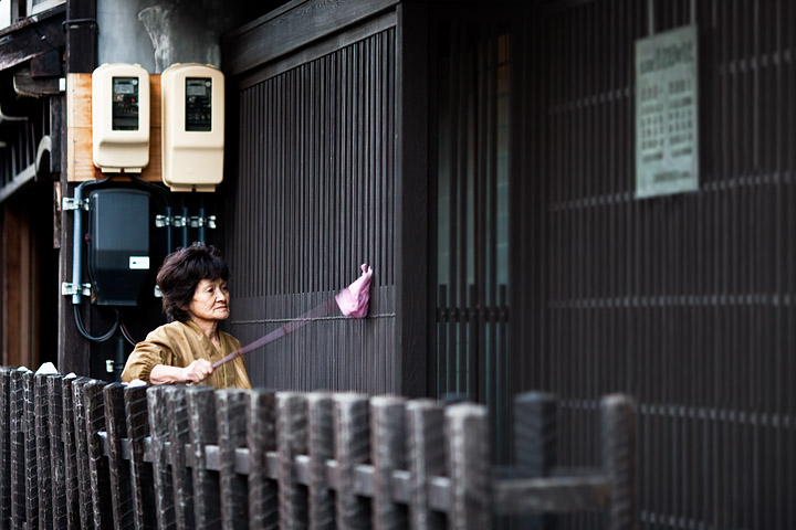 takayama pulizie giapponese japanese clean donna woman scopino legno staccionata