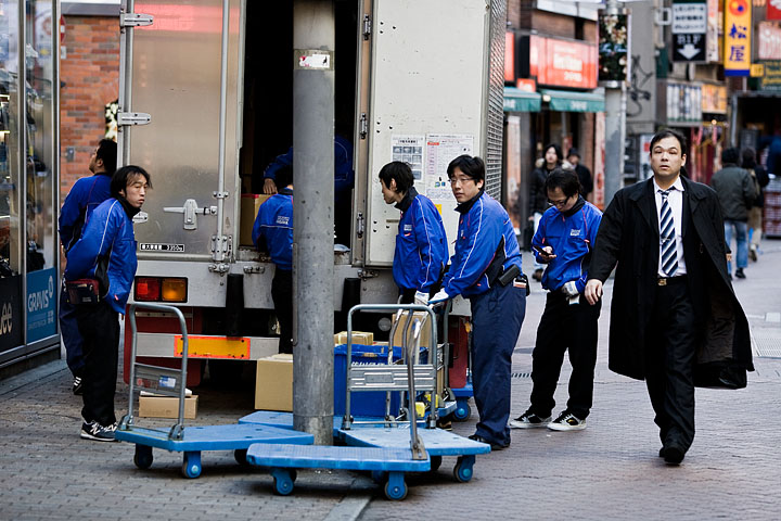 giappone japan tokyo business man corriere uomini work man canon 135 f/2 street