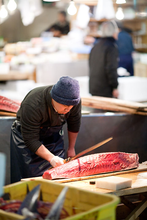 tuna tonno giappone japan tokyo mercato del pesce fish market taglio knife coltello street canon 135