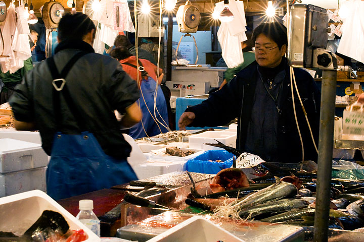 giappone japan tokyo mercato del pesce fish market vendita borsa soldi yen comprare