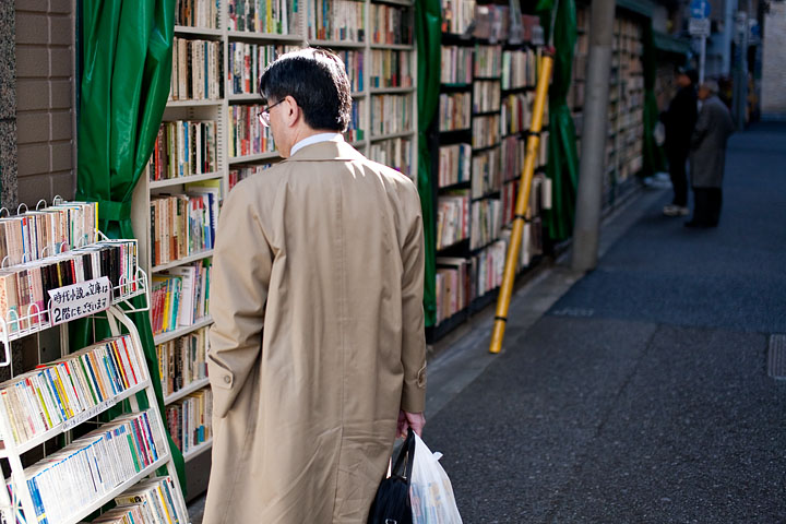 giappone japan tokyo libri kanda quartiere usati antiquario uomo impermeabile book