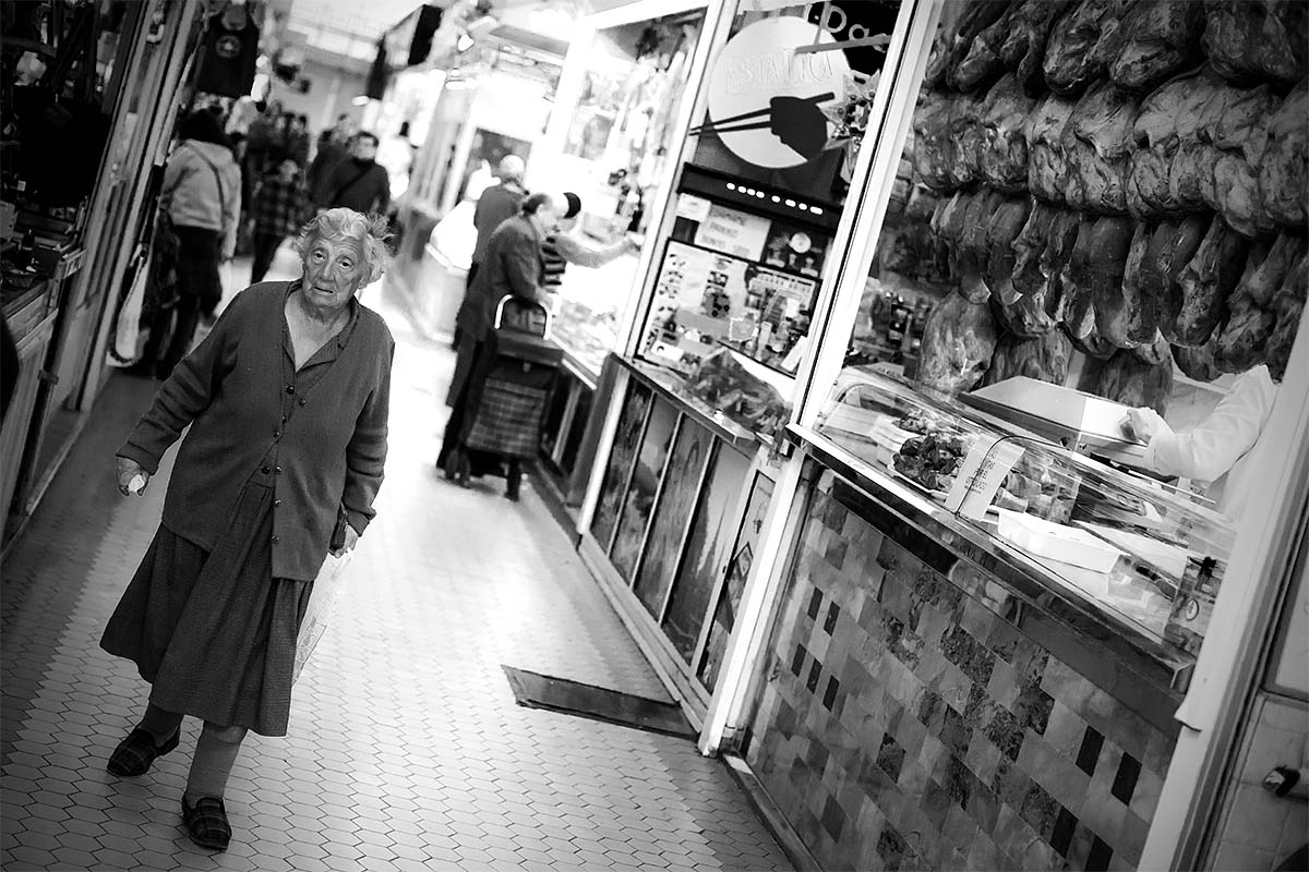 old woman Jamón ibérico seraano ham prosciutto spagnolo Mercat Central de market mercato coperto cover mercado valencia València valenza spagna spain canon 50mm 50 f/1.2 1.2 5d fullframe ff