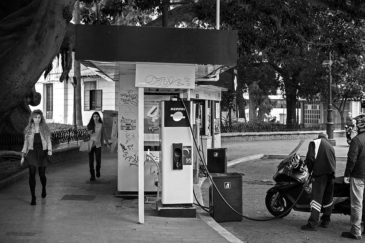 benzinaio repsol BW chica ragazze belle scooter moto benzina gazole fuel valencia València valenza spagna spain canon 50mm 50 f/1.2 1.2 5d fullframe ff